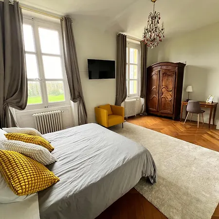 Couette-café Château De Matel 4*