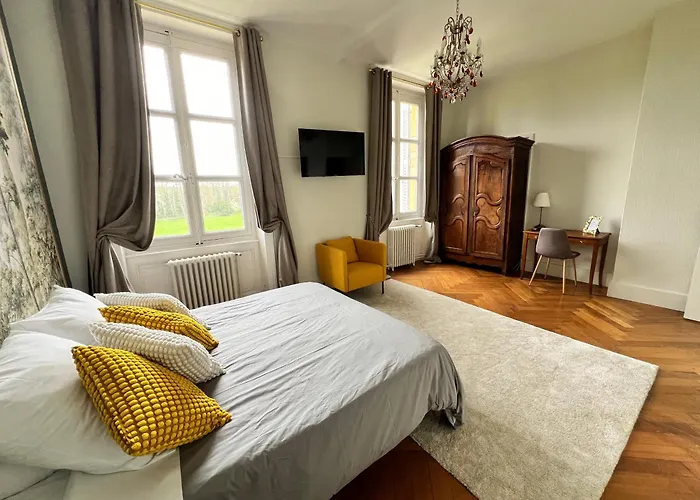 Couette-café Château De Matel 4*