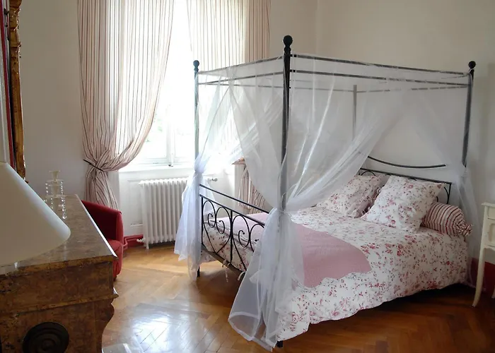 Couette-café Château De Matel 4*