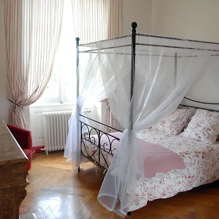 Alojamento de Acomodação e Pequeno-almoço Château De Matel 4*