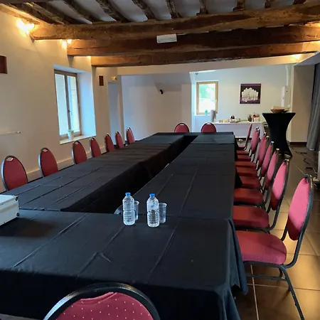 Alojamento de Acomodação e Pequeno-almoço Château De Matel 4*
